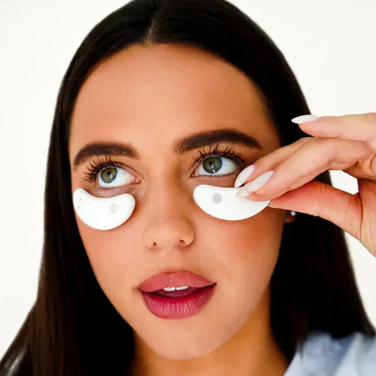 femme mettant des capsules oculaires